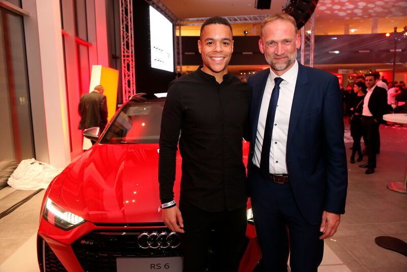 Prominenter Besuch: HSV-Profi Jan Gyamerah mit Audi-Vertriebschef Christian Bauer. (Auto Wichert)