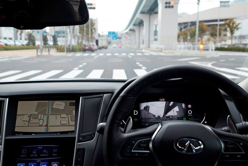 In Kombination mit hochauflösendem Kartenmaterial analysiert das System laut Hersteller selbst komplexe Szenarien in Echtzeit. Das Fahrzeug navigiert durch den Stadtverkehr – und dabei auch über vielbefahrene Kreuzungen – und kommt auch mit Hindernissen zurecht. (Nissan)