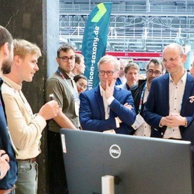 Zum Auftakt der zweiten Förderphase präsentierte sich Semeco an den Silicon Saxony Days. Sachsens Ministerpräsident Michael Kretschmer (r.) informierte sich bei Dr. Moritz Herzog und den Clustersprechern Prof. Gerhard Fettweis und Prof. Jochen Hampe (v.l.).  (Bild: Anja Stübner)
