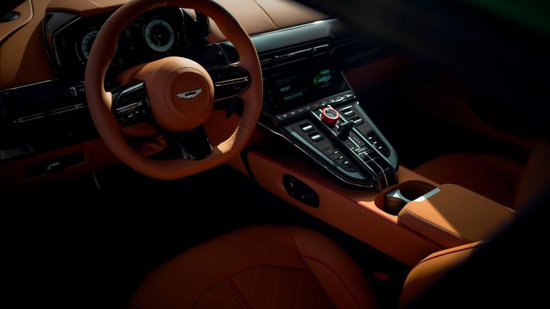 Nobel und modern ist der durchaus bequeme Arbeitsplatz eingerichtet. (Bild: Aston Martin)
