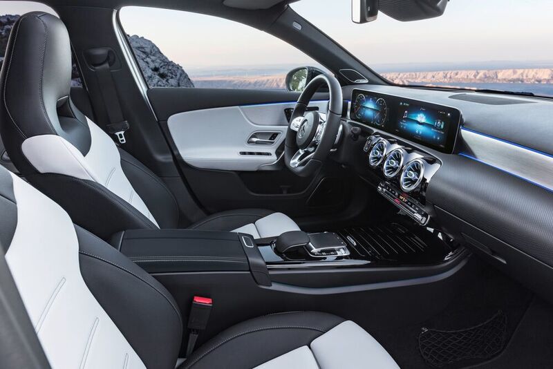 Die A-Klasse hat damit vorerst das modernste Cockpit im Hause Mercedes. Die Technik-Features sollen vor allem junge Kunden locken.  (Daimler)