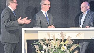 Diesel-Diskussion: (v. li.) Obermeister Thorsten Treiber, Geschäftsführer Christian Reher (beide Kfz-Innung Region Stuttgart) und Verkehrsminister Winfried Hermann. (Bild: Zietz/»kfz-betrieb«)