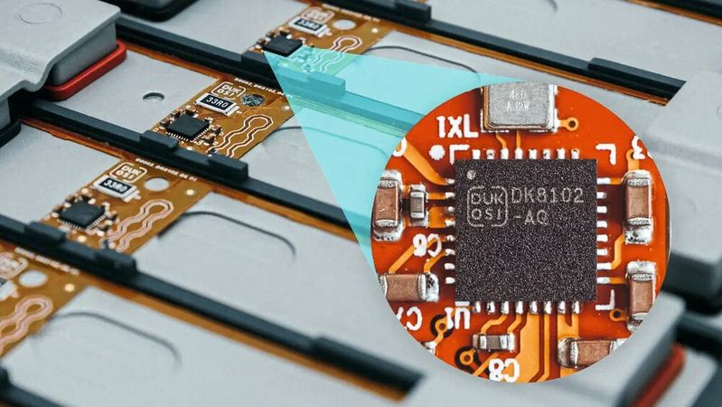 Chip-on-Cell-Technik: Dukosis DK8102-Messchip erfasst Zellspannung und Temperatur direkt an der Batteriezelle und überträgt die Daten an das Batteriemanagementsystem.(Bild:  Dukosi)