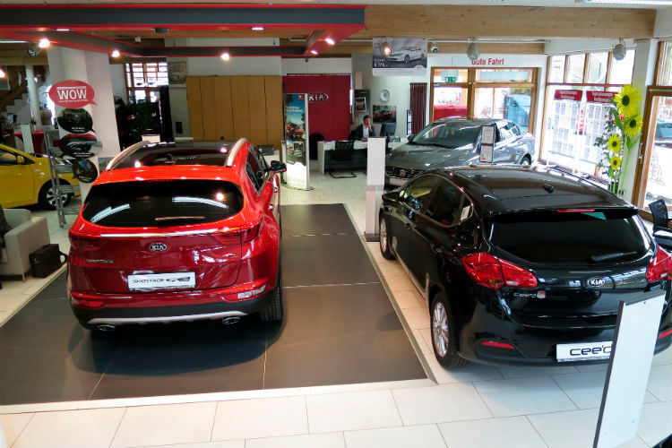 Das Autohaus platzt aus allen Nähten: Auf engstem Raum bringen die sechs Verkäufer pro Jahr 1.200 Neu- und Gebrauchtwagen an den Mann. (Foto: Lulei)