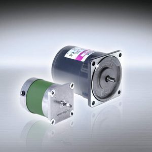 Im Vergleich: Energieeffiziente Synchronmotoren benötigen deutlich weniger Platz als Standardmotoren gleicher Leistung. Der konsequente Einsatz eines Baukastensystems ermöglicht den problemlosen Austausch bei vorhandenen Anlagen.  Bilder: ROTEK