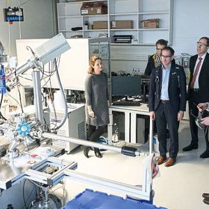 Führung in einem Labor des Helmholtz-Instituts Ulm. (Bild:  Elvira Eberhardt)