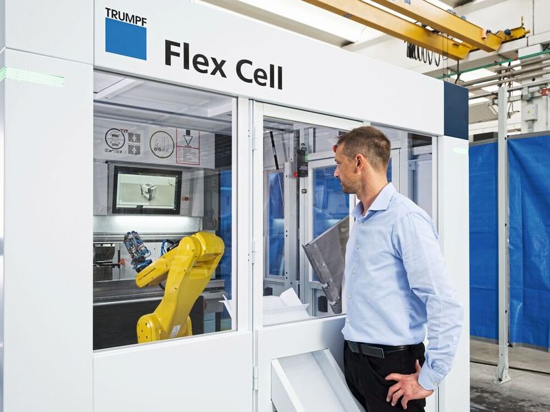 Die Biegeautomatisierung Flex Cell verwandelt die manuelle Trubend 7050 in eine schnelle Biegezelle von Trumpf. (Bild:  Trumpf)