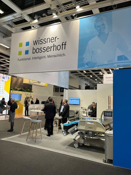 Wissner-Bosserhoff zeigte moderne Betten für Pflegeheime und Kliniken. (su)