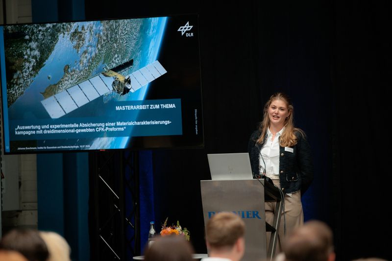 Johanna Buschmann, M.Sc., erhielt den Peter-Dornier-Stiftungspreis 2026 für ihre Masterarbeit am DLR zur höheren Impact-Toleranz von 3D-Geweben gegenüber 2D-Laminaten in der Luftfahrt. (Bild: Dornier)