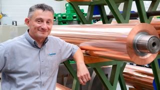 Endkunden müssen ihre Walzen im Mü-Bereich präzise aufbereiten und bearbeiten können. Dafür sorgen Daetwyler Graphics mit Partner Keba. Im Bild: Hansjoerg Michel, Head of Technology bei Daetwyler Graphics: „Mit Keba haben wir einen Partner und Profi auf Augenhöhe.“ (Keba)