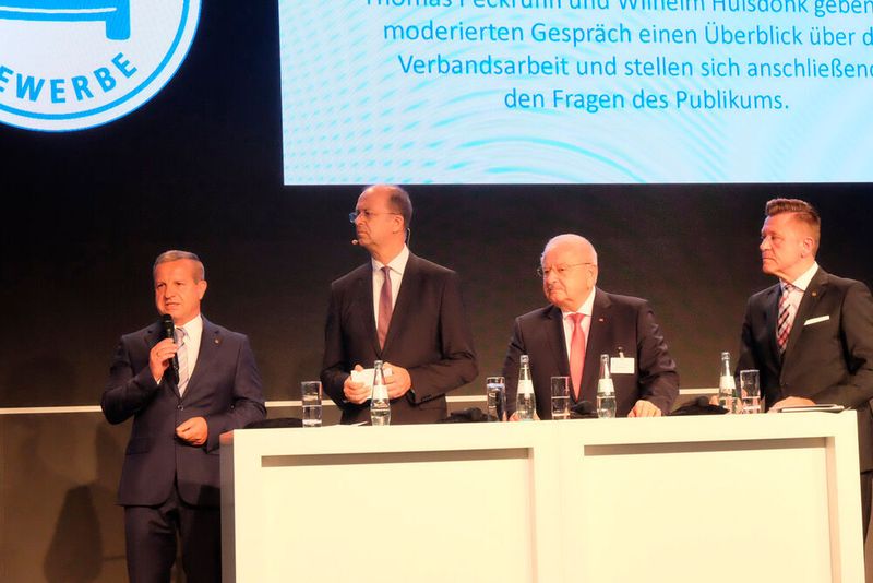 Das ZDK-Präsidium mit Thomas Peckruhn (links), Jürgen Karpinski (2. v. re.) und Wilhelm Hülsdonk (re.) stellte sich gemeinsam mit Hauptgeschäftsführer Axel Koblitz (2. v. li.) zu Beginn der Veranstaltung den Fragen der Teilnehmer. Thomes Peckruhn wiederum fragte das Plenum, wer denn mit einem E-Fahrzeug angereist sei. Keine einzige Hand im Saal ging hoch. (Rehberg/»kfz-betrieb«)