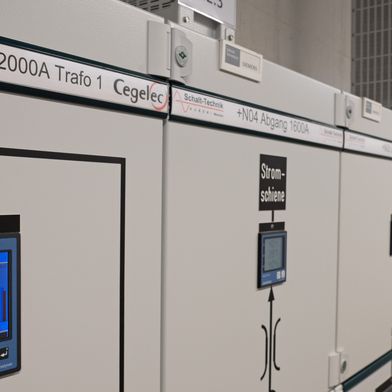 Energiemanagement bei Hawle: Für die Verbindung sorgen mittlerweile auch Stromabgangskästen von Janitza, die mit einem Netzanalysator UMG 96-PQ-L ausgestattet sind. (Bild: Martin Witzsch)