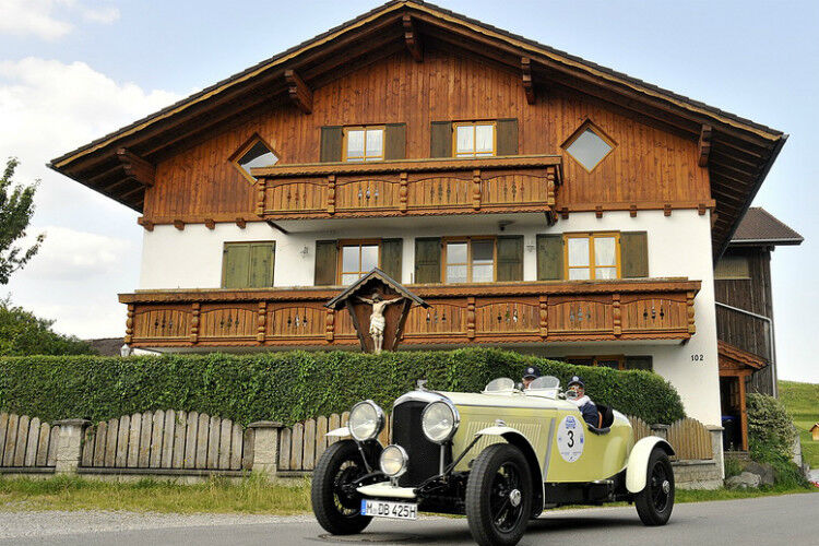 Bayerische Idylle: Auch ein Derby Bentley (Baujahr 1937) war am Start bei der „Oberbayerische Meister-Classic“ 2015. (Foto: Zietz)
