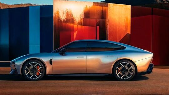 Der viertürige P7 bleibt einer coupéhaften Silhouette treu.(Bild:  Xpeng)