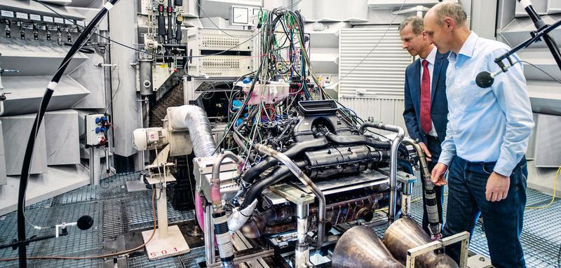 Dr. Bernhard Pfäfflin, Entwicklungsleiter für Schwingungstechnik und Akustik, und Bernd Müller, Akustikspezialist, arbeiten an individuellen Soundkonzepten. (Porsche)