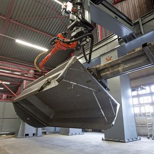 Die Schweißroboteranlage hat einen Arbeitsbereich von 11 m in der Länge, 6,4 m in Querrichtung und 3,7 m in der Höhe.