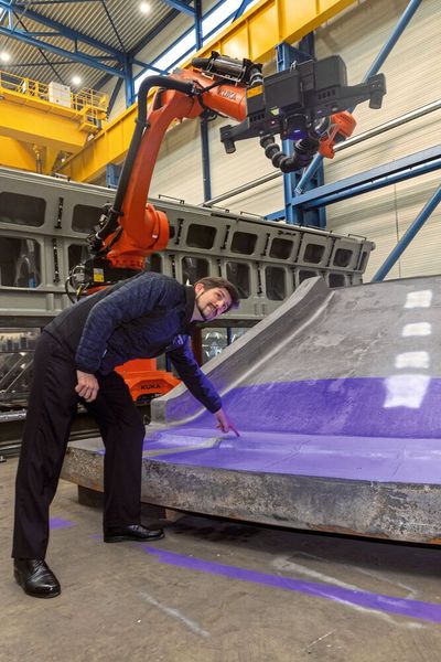 Dr. Geier erläutert die Funktionsweise des Sensors an einem Mühlensegment. (Bild: Thomas Lammertz / Siempelkamp Giesserei)