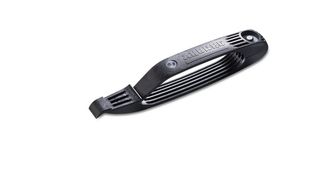 Bild 2: Die Turnkey-Anlage von Arburg auf der Fakuma umspritzt Einleger mit Post-Industrial-Rezyklat (PIR), um sie zu solchen zweiteiligen Reifenhebern zu machen, die sofort „ready to use“ sind, wie man betont. (Bild: Arburg)