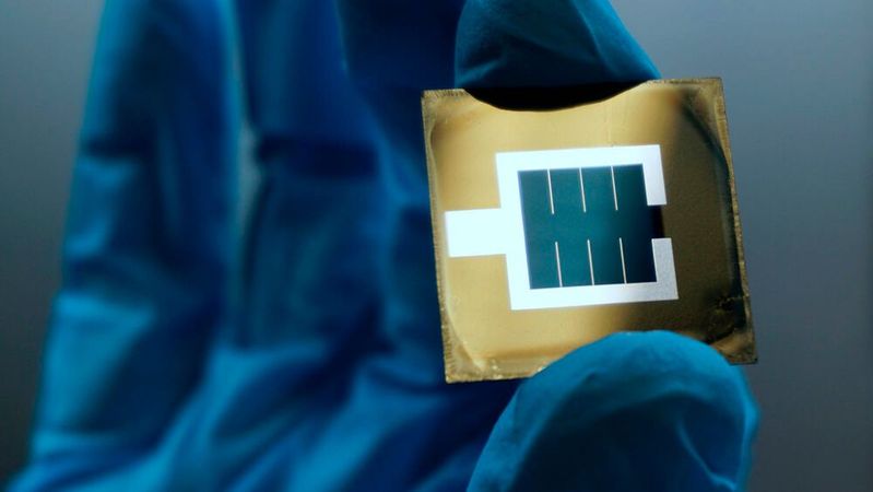 Die Perowskit/Silizium-Tandemsolarzelle des HZB. Zu sehen ist die aktive bläuliche Fläche in der Mitte des Wafers, die von der metallischen, silbrigen Elektrode eingeschlossen wird. Die Perowskit/Silizium-Tandemsolarzelle des HZB. Zu sehen ist die aktive bläuliche Fläche in der Mitte des Wafers, die von der metallischen, silbrigen Elektrode eingeschlossen wird.