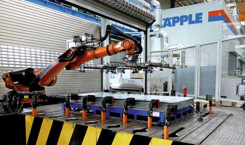 Die Kopfpresse (das ist die erste in der Pressenstraße) wird mit maßgenau zugeschnittenen Platinen bestückt. Diese Aufgabe übernimmt ein Roboter, der die Bleche auf einen Feeder (Transportband) legt. Doch es darf aus Sicherheitsgründen jeweils nur ein Blech angehoben werden. Dafür sorgt ein Sensor, der innerhalb der Greiferspinne angebracht ist – Fachleute sprechen von der Doppelblechkontrolle. Bild: Kuhn (Archiv: Vogel Business Media)