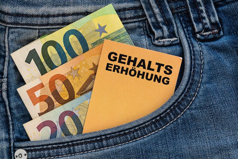 Um eine Gehaltserhöhung erfolgreich aushandeln zu können, sollten Arbeitnehmer sich gut vorbereiten.  (Bild:  blende11.photo - stock.adobe.com)