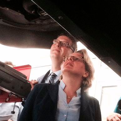 Blick unter das Auto: Bundesumweltministerin Svenja Schulze und SPD-Vize Thorsten Schäfer-Gümbel zu Besuch bei Autoschmitt in Frankfurt. Blick unter das Auto: Bundesumweltministerin Svenja Schulze und SPD-Vize Thorsten Schäfer-Gümbel zu Besuch bei Autoschmitt in Frankfurt.