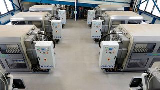 Die Waschwasserbehandlungsanlage reinigt stündlich rund 100 Kubikmeter Wasser aus der nassen Rauchgaswäsche der Sonderabfall-verbrennungsanlage im Chempark Leverkusen. Mit automatisierten Kammerfilterpressen werden die anorganischen Rückstände aus dem Wasser entfernt und getrocknet. Blick in den Zellensaal.
 (Currenta)