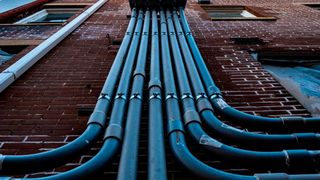 Im Zuge einer CI/CD-Pipeline durchläuft eine Software oder deren Fragmente eine Reihe von Phasen und automatisierten Schritten. (Bild: xoforoct)