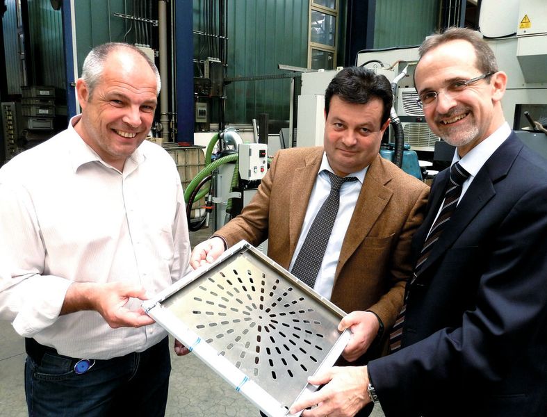 Gutteile am laufenden Band heben sichtlich die Stimmung: Joachim Gassmann (l.), stellvertretender Vertriebsleiter bei H. P. Kaysser in Leutenbach, Hans Schmid, Geschäftsführer der Schmid Umformtechnik, und André Huber, Verkaufsleiter bei Salvagnini in Sarego (Italien). (Bild: Kuhn)