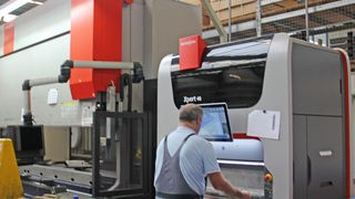 Die Abkantmaschine Xpert 40 (rechts) wirkt im Vergleich zu ihren grossen Schwestern geradezu winzig. (Bild: Itasse)