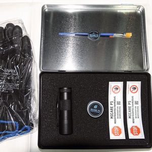 Das Microdot-Set von Micare beinhaltet, abgesehen von dem Speziallack, noch zwei Hinweisaufkleber sowie eine UV-Lampe.(Bild:  Dominsky / »kfz-betrieb«)