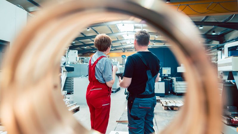 Die Vereinigung der bayerischen Wirtschaft (vbw) fordert eine Entlastung der Unternehmen und einen Abbau der Bürokratie.(Bild:  Kzenon - stock.adobe.com)