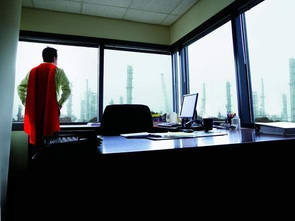 Das Bild von Honeywell Process Solutions (HPS) erinnert an eine Art „Superman in der Produktion“. HPS will die Mitarbeiter in den Produktionsanlagen so unterstützen, dass sie ihre immer umfangreicher werdenden Aufgaben in Zukunft problemlos bewältigen können. (Archiv: Vogel Business Media)