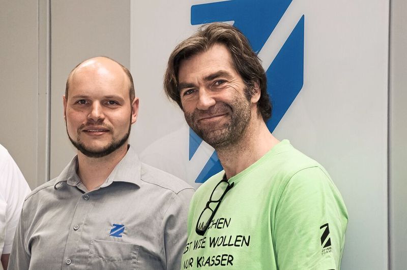 Sören Leinweber (l.) und Michael Neumann im hauseigenen Technikum, wo die Werkzeuge nicht nur abgemustert, sondern auf zwei Spritzgießanlagen mit bis zu 40.000 kN Schließkraft auch Serien produziert werden.  (MMC Hitachi Tool)