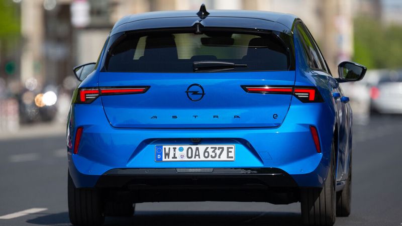 Der Astra Electric sieht alles in allem ziemlich normal aus. Am Heck finden sich natürlich keine Auspuffohre. (Bild: Opel)