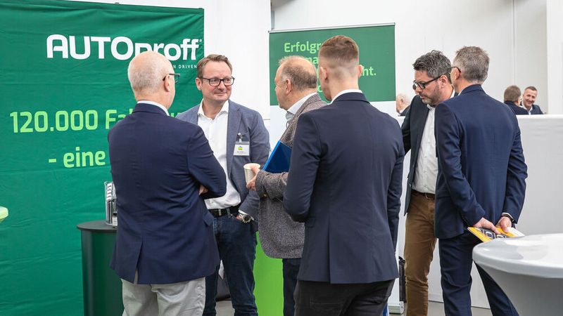 Autoproff nutzte ebenfalls die Chance, sich in der Branche bekannt zu machen. Die B2B-Auktionsplattform gehört bald zu Autoscout24 – ein „match made in heaven“, wie Dr. Felix Frank von Autoscout24 smyle in seinem Vortrag sagte. (Bild: Stefan Bausewein)
