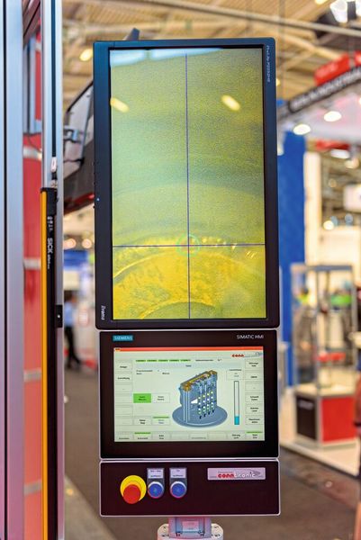 Der untere Monitor ist die ganz normale HMI der CT-Conni. Der obere Monitor ist die sogenannte Teachhilfe. Diese ist abhängig vom Laserhersteller.  (Hier ist es der Monitor, der das Bild der CMOS-Kamera anzeigt, welche durch den Laserkopf aufs Bauteil schaut.) (Bild: Conntronic)