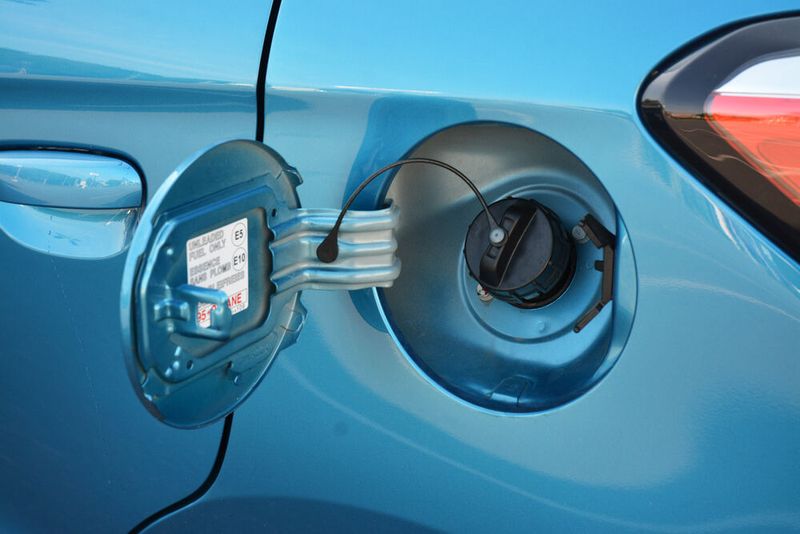 Mit durchschnittlich fünf Litern Super auf 100 Kilometern gibt sich der Space Star zufrieden. Beim Halt an der Zapfsäule dran denken: Der Tankdeckel befindet sich links.  (Bild: Bürger/»kfz-betrieb«)