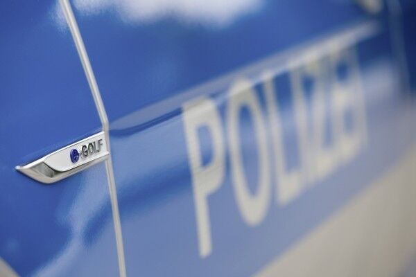 Der eGolf in Polizeiuniform: Binnen 4,2 Sekunden erreicht er eine Geschwindigkeit von 60 km/h und nach nur 10,4 Sekunden 100 km/h. (Bild: VW)