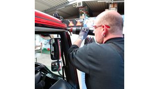 Das eigens für die Nutzfahrzeug-Verglasung konzipierte Sikaflex-271 PowerCure hat laut Hersteller eine Offenzeit von zehn Minuten – und bietet damit ausreichend Zeit um großflächige Scheiben zu positionieren.  (Sika)