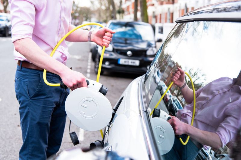 Die Idee ist simpel: Über Nacht kommt das Auto einfach an den Stecker. Die Ladekapazität soll ausreichen, dass das E-Auto am nächsten Morgen wieder 200 bis 300 Kilometer Reichweite hat. (Bild: Siemens)