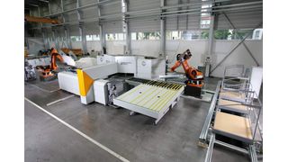 Auf beiden Seiten des Biegezentrums sorgen Kuka-Roboter für das automatische Be- und Entladen.  Bilder: Kuka (Archiv: Vogel Business Media)