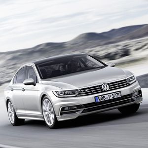 „Mittelklässler“ mit Premiumanspruch: Die achte Generation des VW Passat soll verstärkt im Revier der Premium-Platzhirsche Audi, BMW und Mercedes wildern. (Foto: VW)