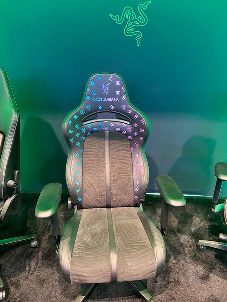 Der RAZER-Gaming-Stuhl bringt den Zocker-Raum zum leuchten. (Bild: Vogel IT-Medien )