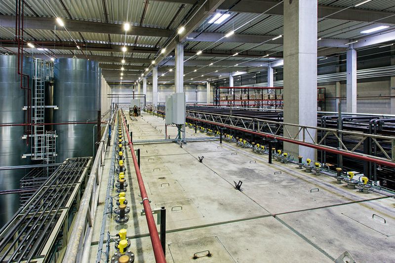 Insgesamt gibt es 225 Tanks, in denen Rohstoffe und die fertigen Endprodukte gelagert werden. (Vega)