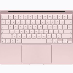 Die Farben des Macbook Neo setzen sich in helleren Nuancen auf der Tastatur fort.(Bild:  Apple)