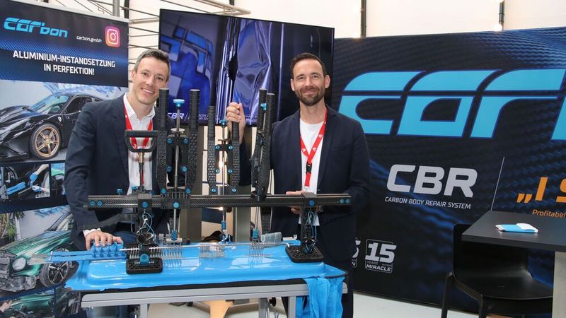 Die Mitarbeiter von Carbon, Yannik Stern und Jan Krug (neu im Team), führten die Ausbeul-Werkzeuge live vor. (Bild: Klasing)