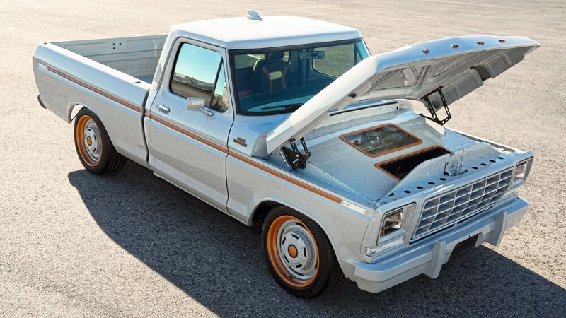 Der Wagen ist mit dreiteiligen 19x10-Zoll-Rädern aus Billet-Aluminium von Forgeline und Hochleistungsreifen Michelin Latitude Sport 275/45R19 ausgestattet. (Bild: Ford)