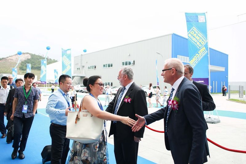 Stephan Greif, CEO der Demag Plastics Machinery und Gerd Liebig, CSO Sumitomo (SHI) Demag, begrüßen die Gäste. (Bild: Sumitomo)