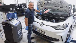 Warum ein Gerät wie Mahles E-Care Fluid nicht nur Sinn macht, sondern beim Wechseln bzw. Auffüllen von Kühlmittel gerade bei E-Fahrzeugen quasi unabdingbar ist, erläutert Mariangelo Troiani, technischer Trainer bei Mahle. (Bild: Dominsky – VCG)